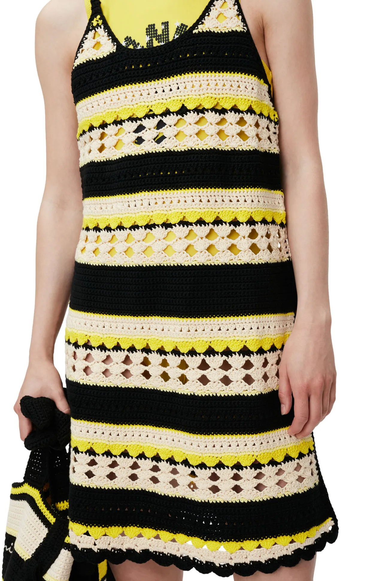 Shop GANNI Gehakeltes Slip-Kleid Golden Kiwi