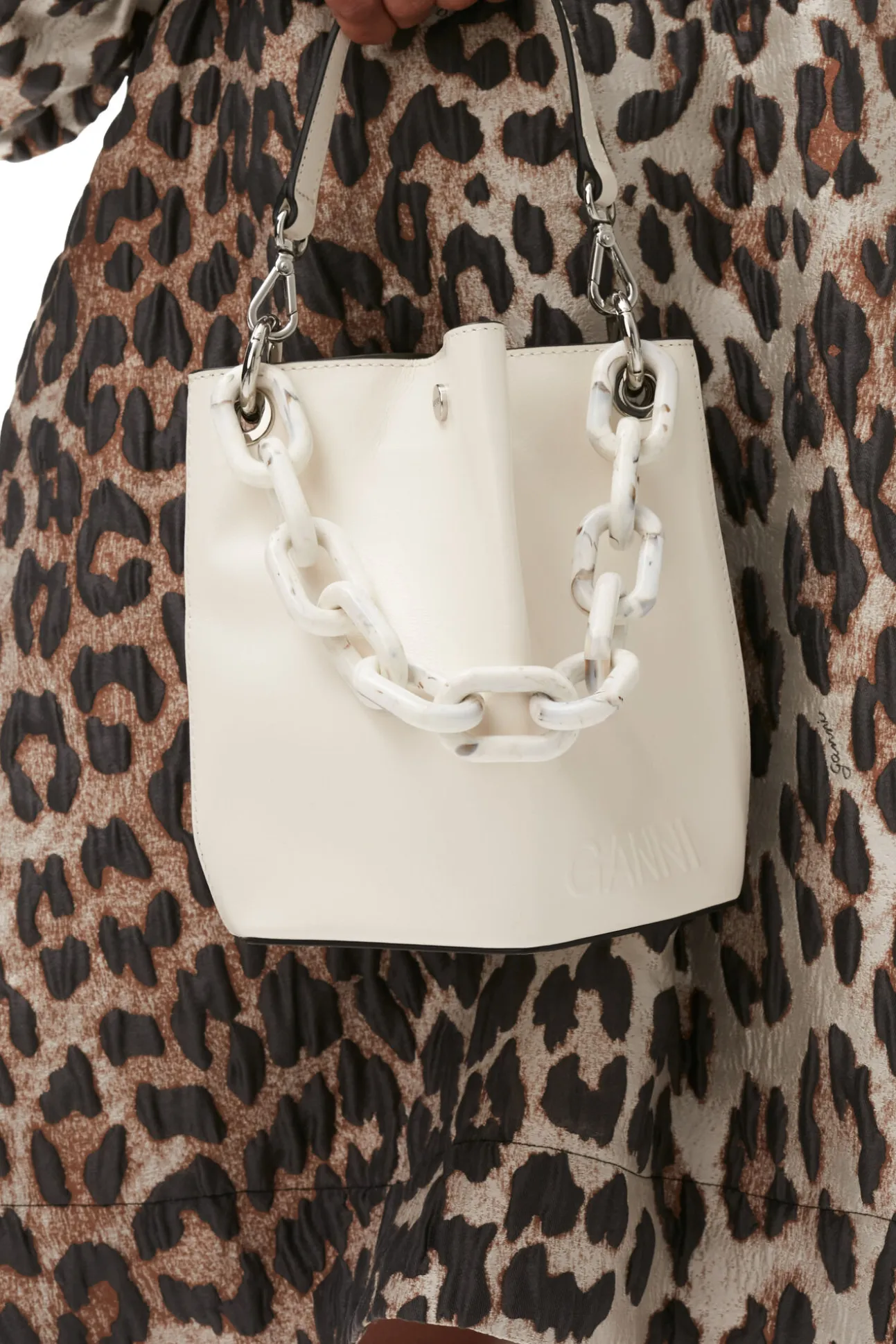 Store GANNI Kleine Diamond-Bucket-Bag Egret
