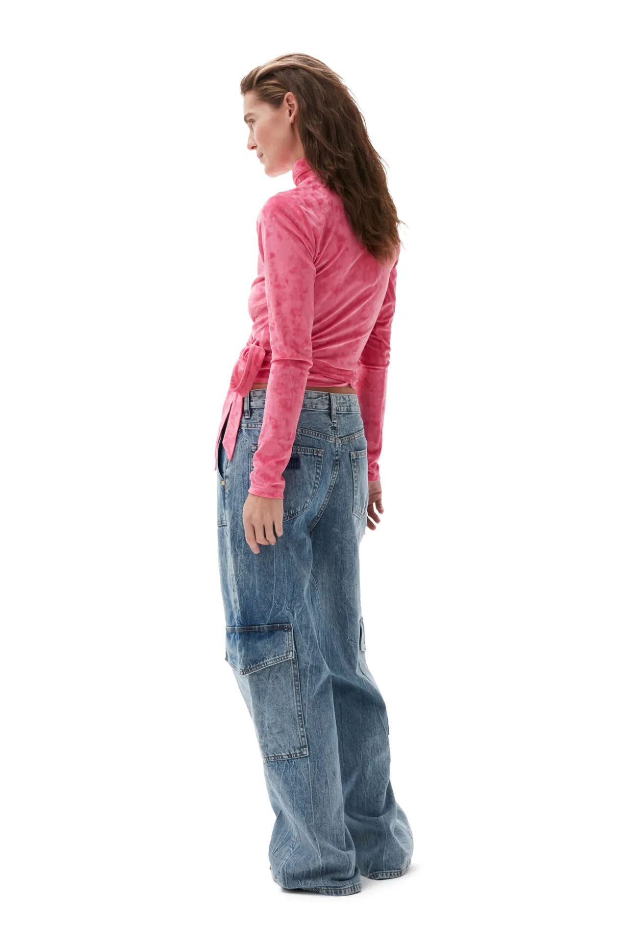Shop GANNI Samt-Wickelbluse Shocking Pink